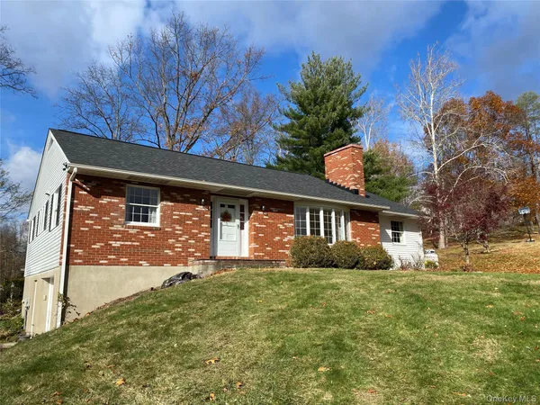 a front view of house with yard