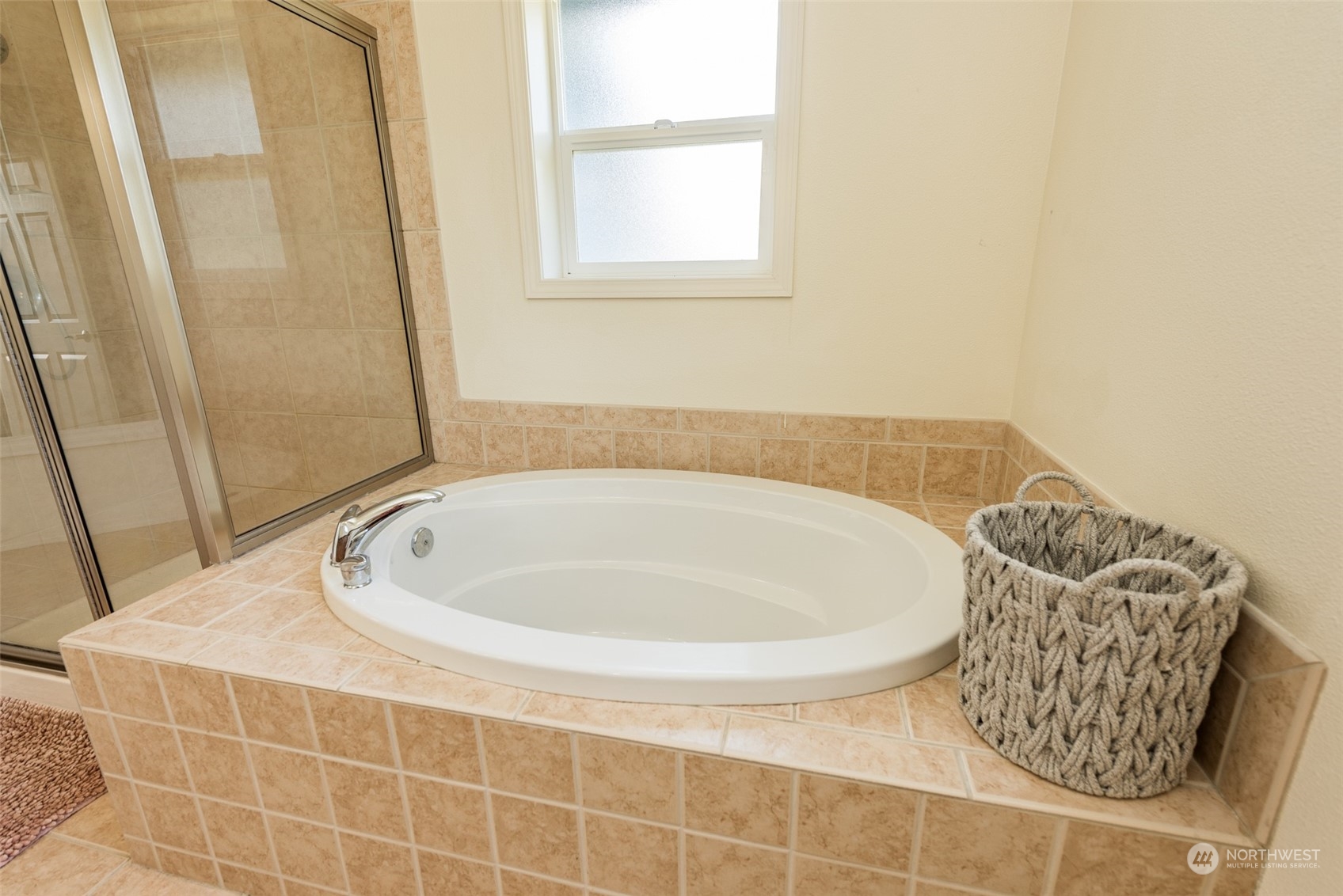 322 Ridge View Drive Sequim, WA 98382 - Photo 24 of 40 a bathroom with a bathtub and shower