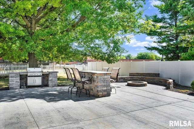 $364,900 | 5501 North Holly Hedges Court, Peoria, IL 61614