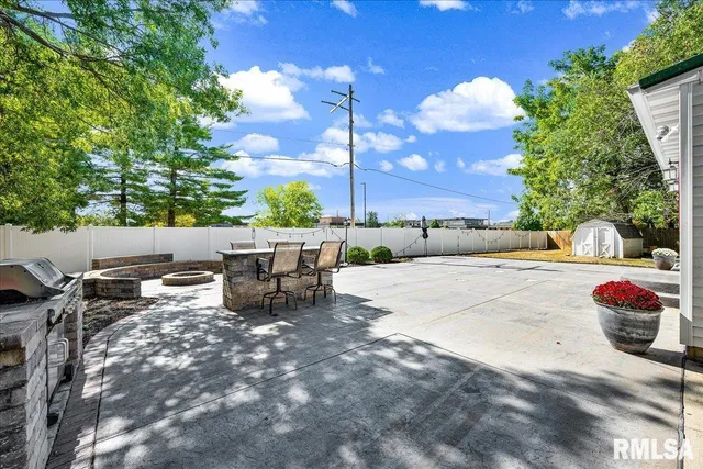 $364,900 | 5501 North Holly Hedges Court, Peoria, IL 61614