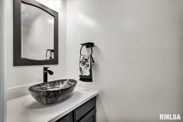 $364,900 | 5501 North Holly Hedges Court, Peoria, IL 61614