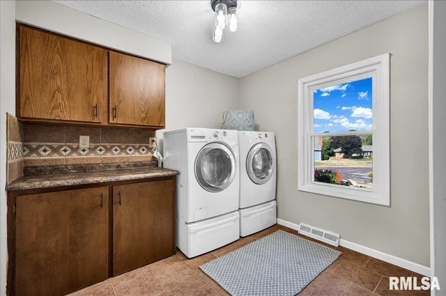 $364,900 | 5501 North Holly Hedges Court, Peoria, IL 61614