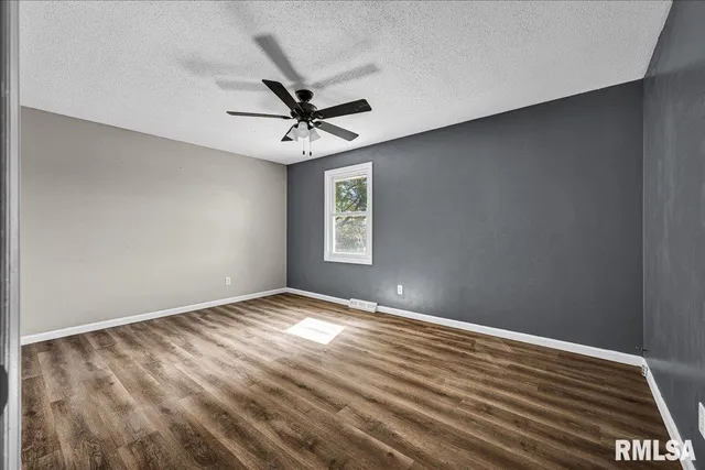 $364,900 | 5501 North Holly Hedges Court, Peoria, IL 61614