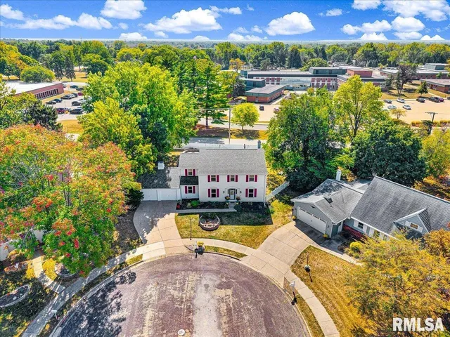 $364,900 | 5501 North Holly Hedges Court, Peoria, IL 61614