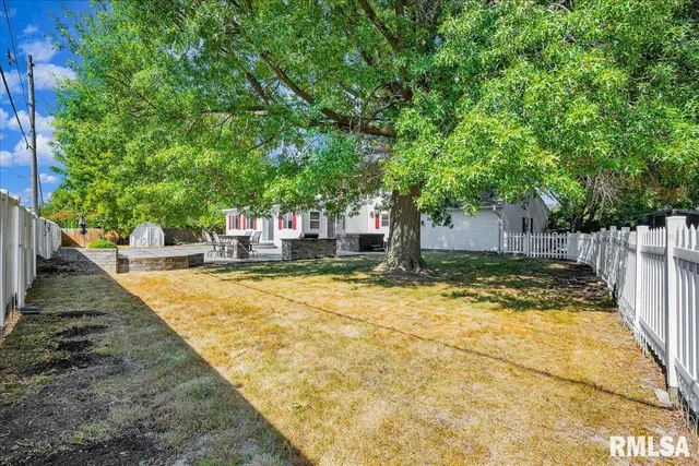 $364,900 | 5501 North Holly Hedges Court, Peoria, IL 61614