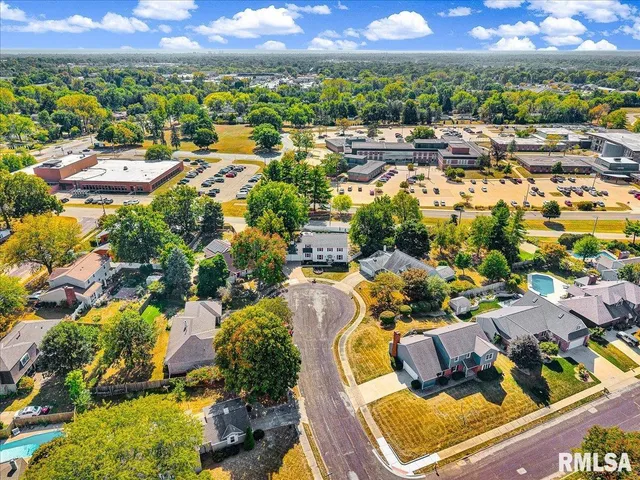 $364,900 | 5501 North Holly Hedges Court, Peoria, IL 61614