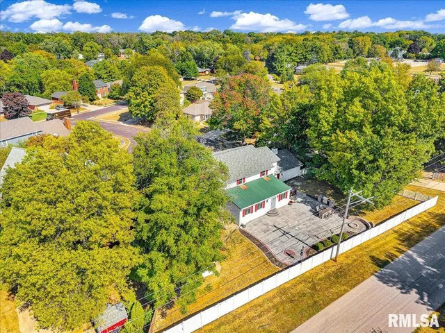 $364,900 | 5501 North Holly Hedges Court, Peoria, IL 61614