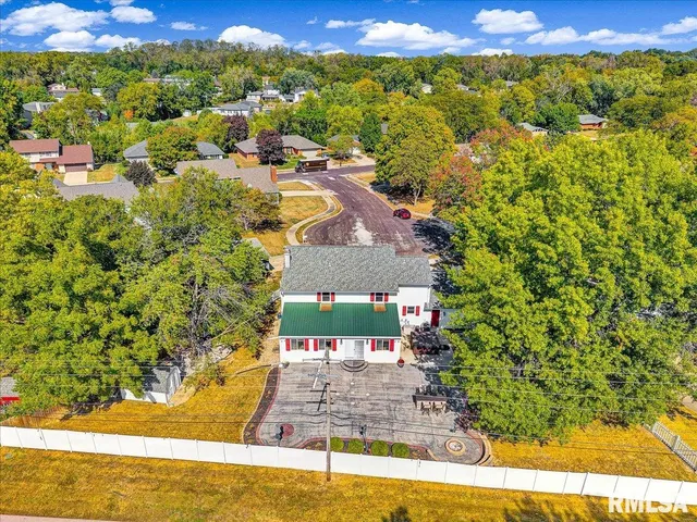 $364,900 | 5501 North Holly Hedges Court, Peoria, IL 61614