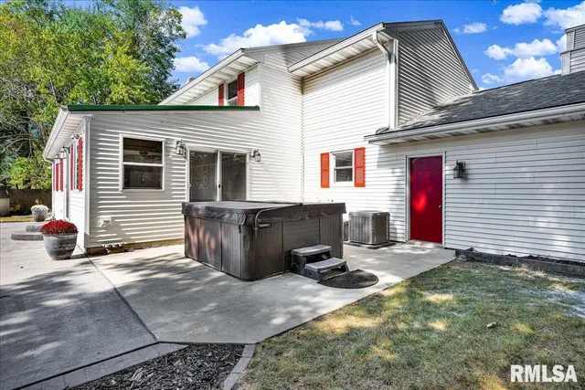 $364,900 | 5501 North Holly Hedges Court, Peoria, IL 61614