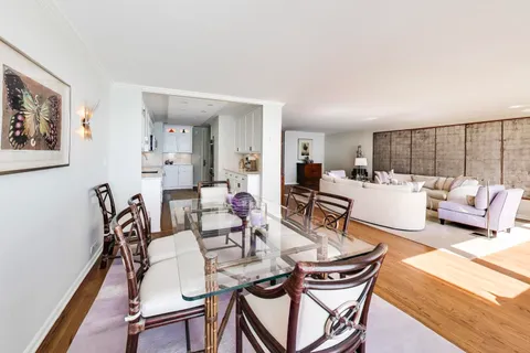 $935,000 | 1630 Sheridan Road, Unit 2C, Wilmette, IL 60091