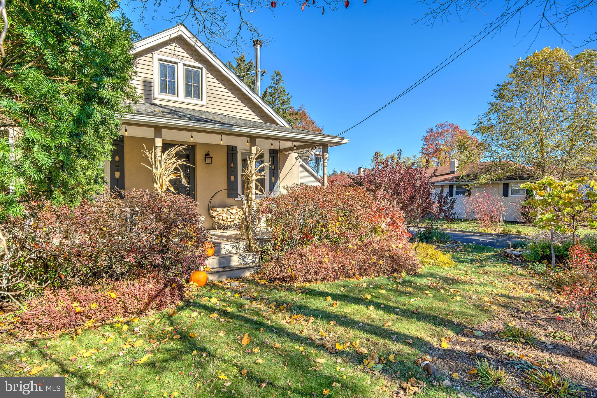 691 Park Road Lansdale, PA 19446 - Photo 4 of 50 a front view of house with garden