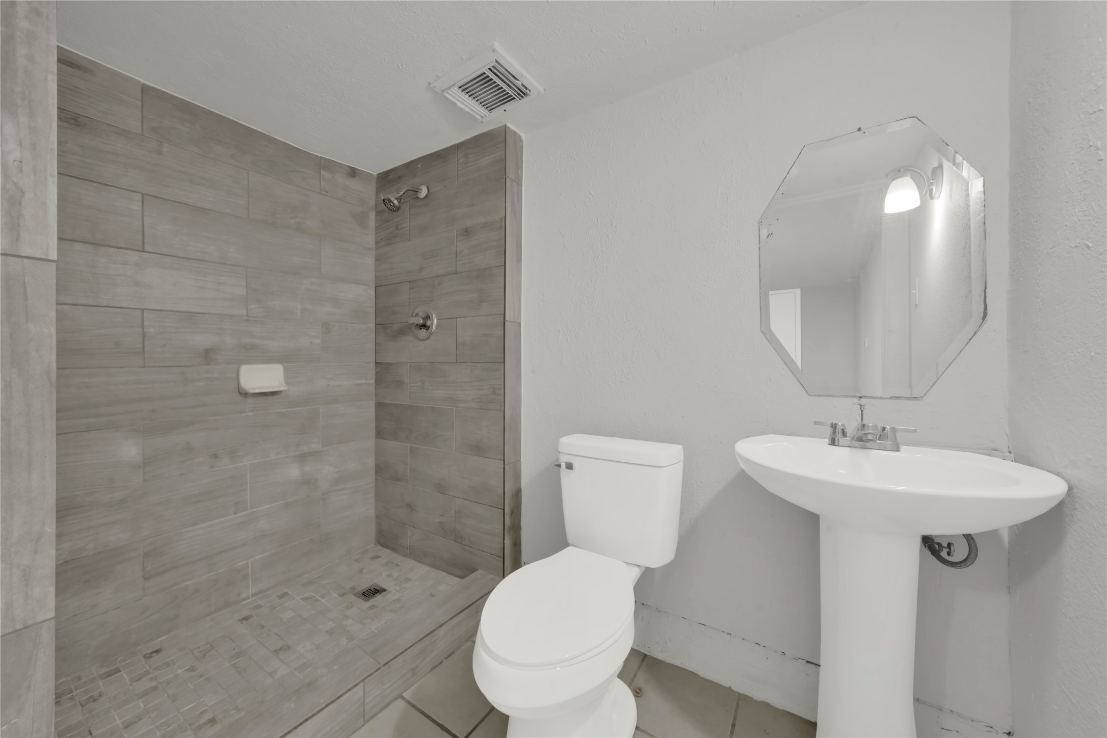 106 Hanover Street Houston, TX 77012 - Photo 29 of 49 a bathroom with a sink toilet and shower