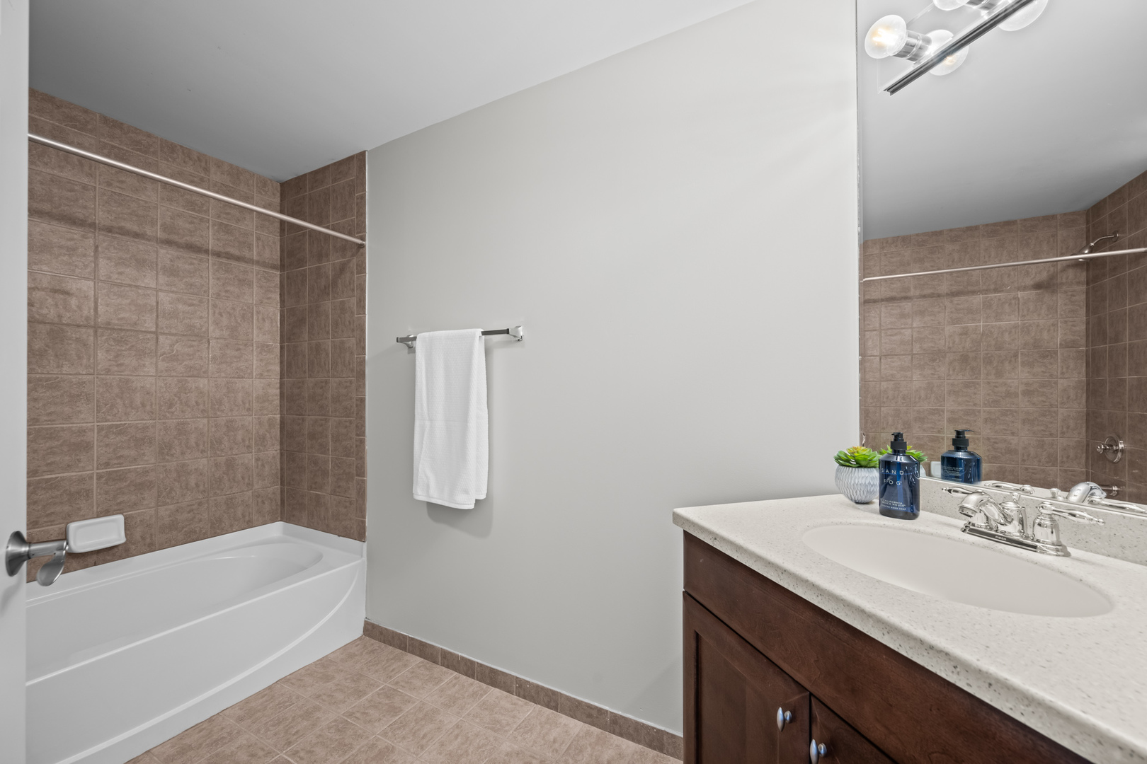 133 West Palatine Road, Unit 107A Palatine, IL 60067 - Photo 19 of 21 a bathroom with a sink and a bathtub
