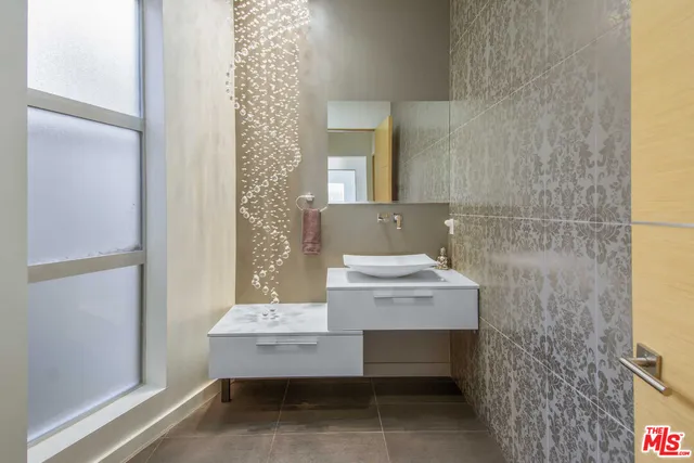 a view of entryway with bathroom