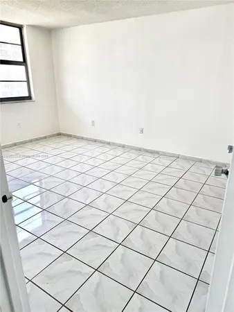 $2,950 | 5701 Collins Avenue, Unit 1011, Miami Beach, FL 33140