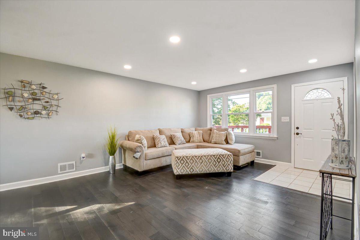 5922 Baltimore Street Baltimore, MD 21207 - Photo 7 of 31 Living room