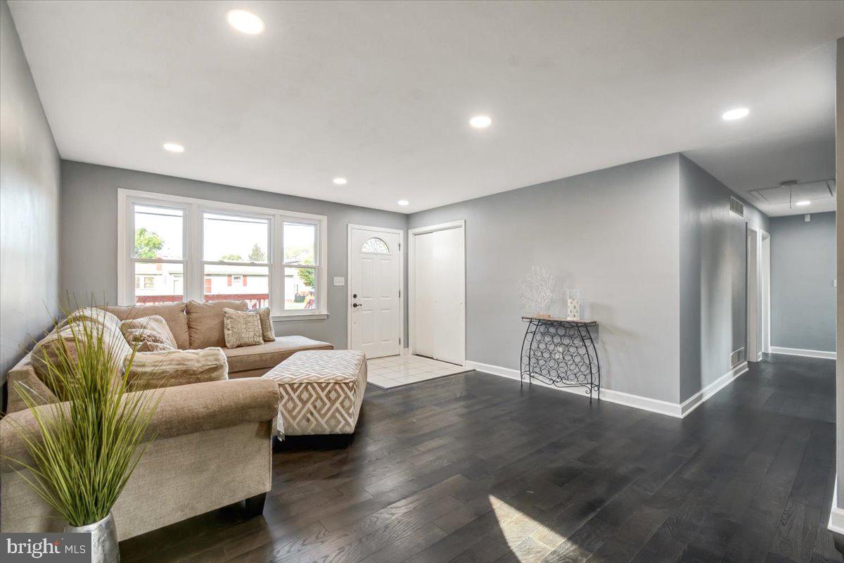 5922 Baltimore Street Baltimore, MD 21207 - Photo 8 of 31 Living room