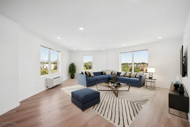 $2,350 | 369 18th Avenue, Unit 403, Newark, NJ 07108