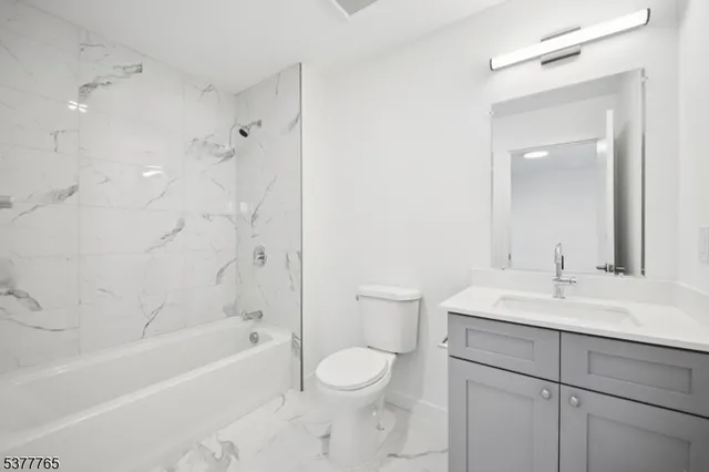 $2,350 | 369 18th Avenue, Unit 403, Newark, NJ 07108