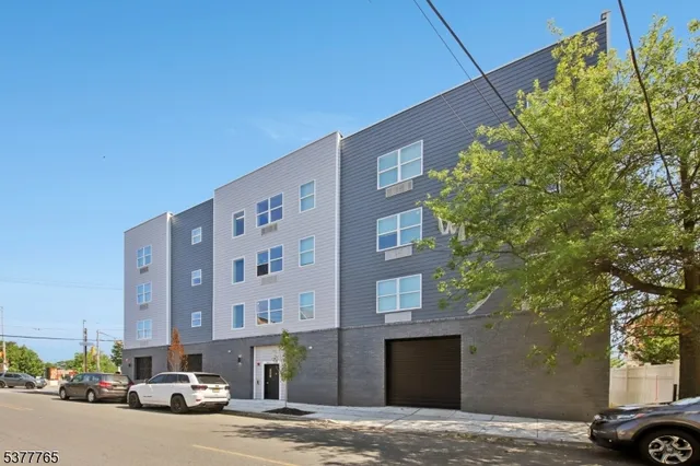 $2,350 | 369 18th Avenue, Unit 403, Newark, NJ 07108