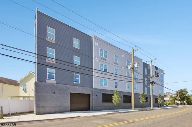 $2,350 | 369 18th Avenue, Unit 403, Newark, NJ 07108