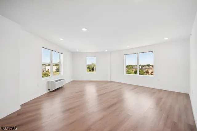 $2,350 | 369 18th Avenue, Unit 403, Newark, NJ 07108