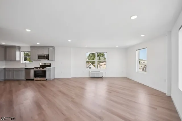 $2,350 | 369 18th Avenue, Unit 403, Newark, NJ 07108