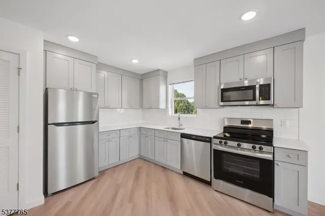 $2,350 | 369 18th Avenue, Unit 403, Newark, NJ 07108