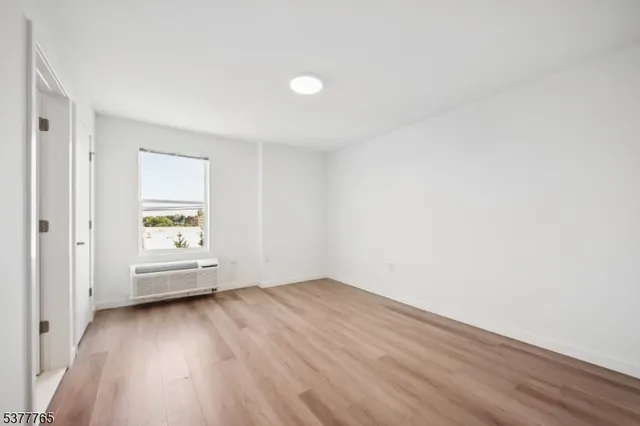 $2,350 | 369 18th Avenue, Unit 403, Newark, NJ 07108