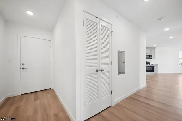 $2,350 | 369 18th Avenue, Unit 403, Newark, NJ 07108