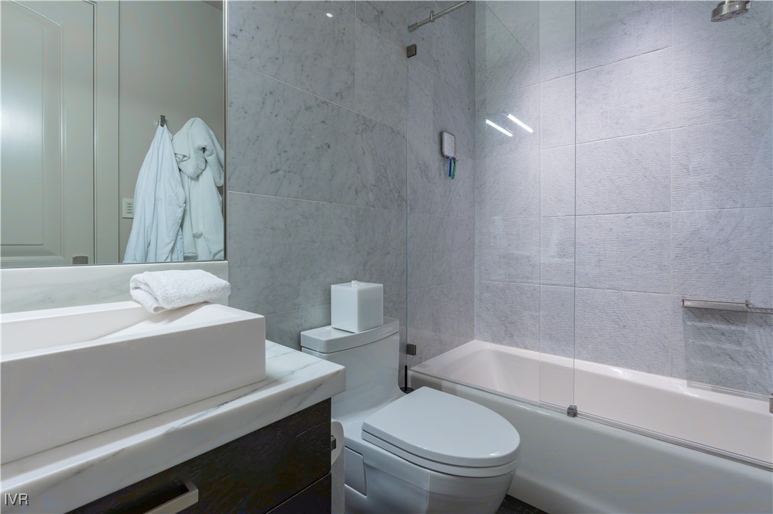 475 Tuscarora Road Crystal Bay, NV 89402 - Photo 26 of 49 a bathroom with a toilet a sink and bathtub
