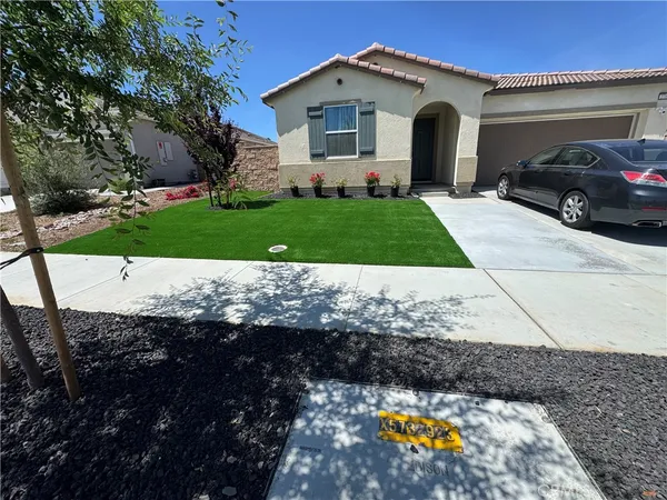 a view of a house with backyard and garden