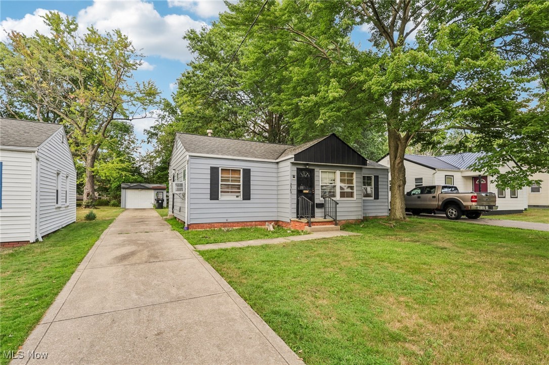 2545 Greenvale Road Cleveland, OH 44121 - Photo 2 of 27