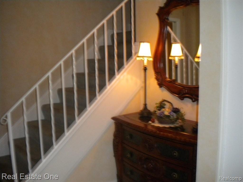 1274 Kingsview Avenue Rochester, MI 48309 - Photo 2 of 25 DSCN2167.JPG