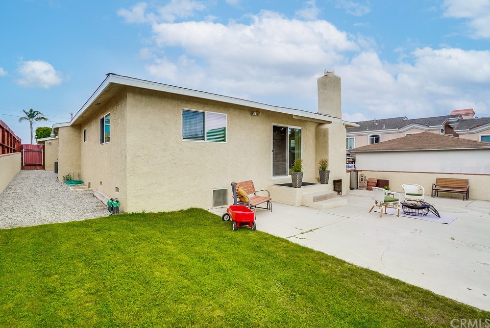 2418 Ives Lane Redondo Beach, CA 90278 - Photo 30 of 31 Rear yard and side yard