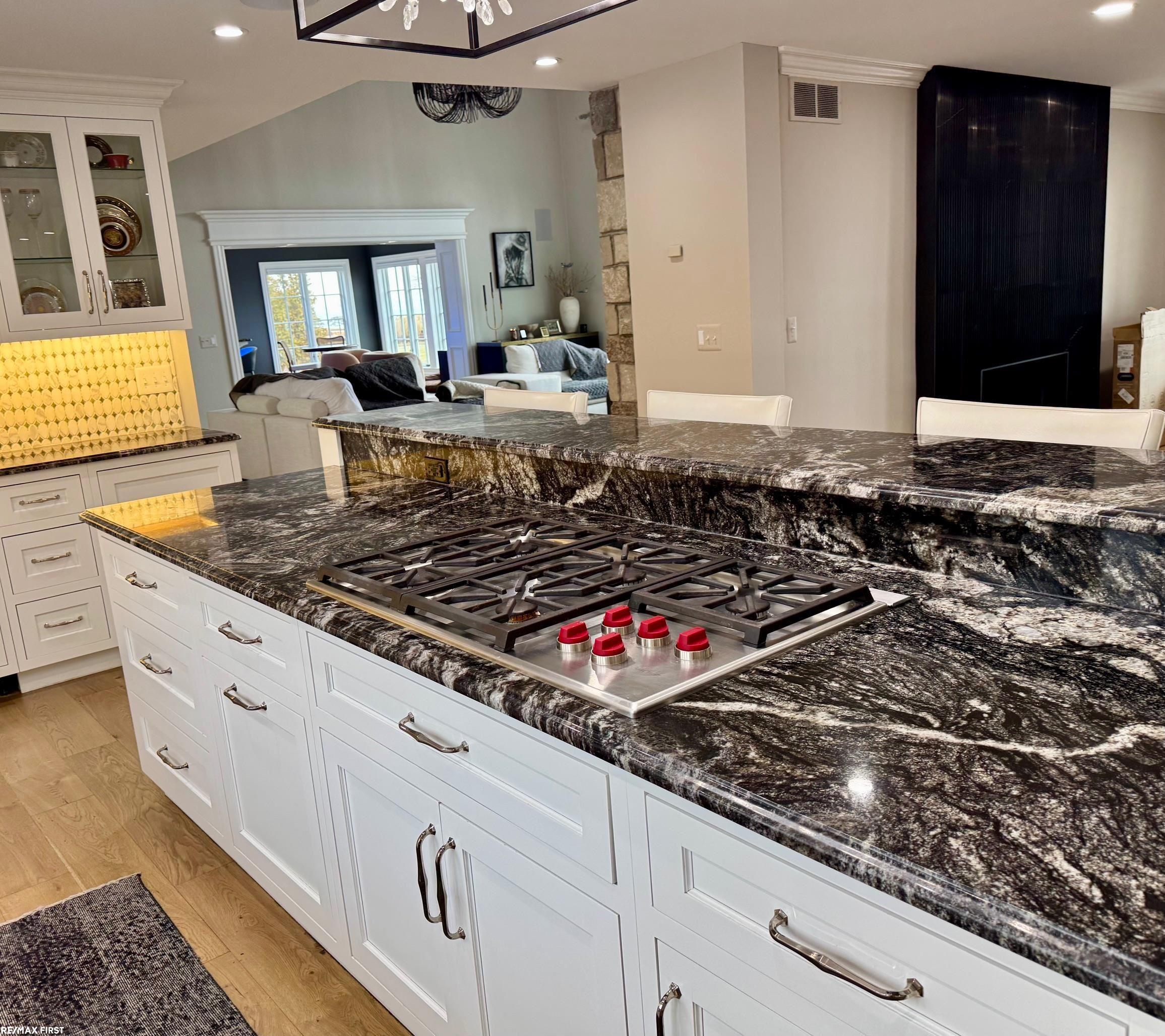605 Lake Shore Road Grosse Pointe, MI 48236 - Photo 12 of 65 50189674-6009CA07-B0B1-44E4-BCD5-04C536A343A0.JPG