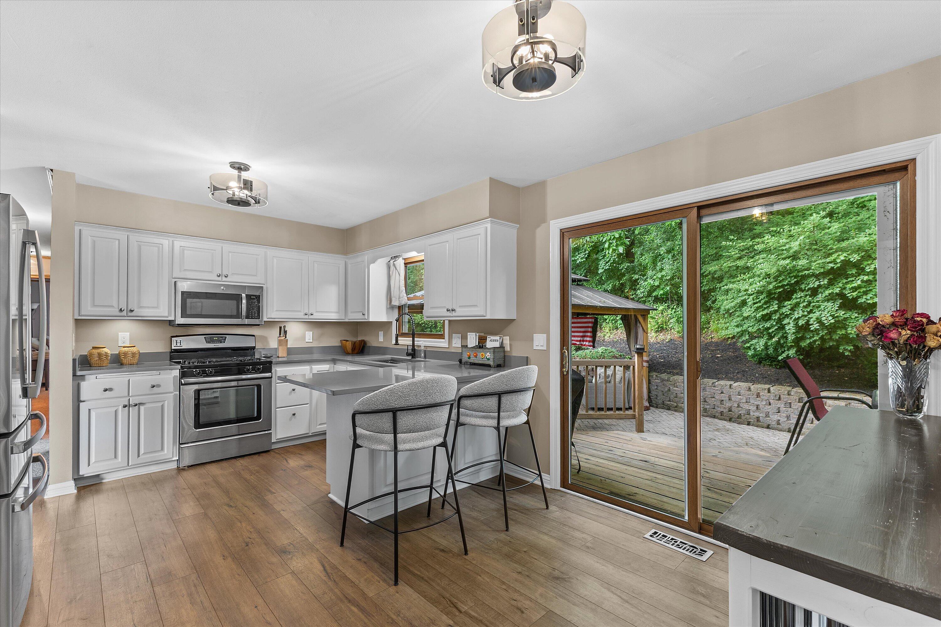 W290S2811 Carmarthen Road Genesee, WI 53188 - Photo 7 of 49 Kitchen