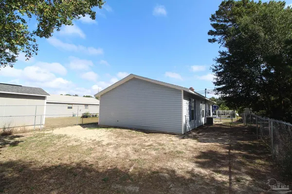 $1,495 | 1927 America Avenue, Gulf Breeze, FL 32563