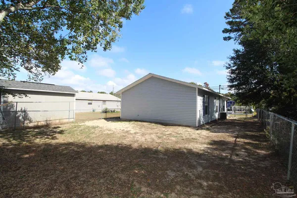 $1,495 | 1927 America Avenue, Gulf Breeze, FL 32563