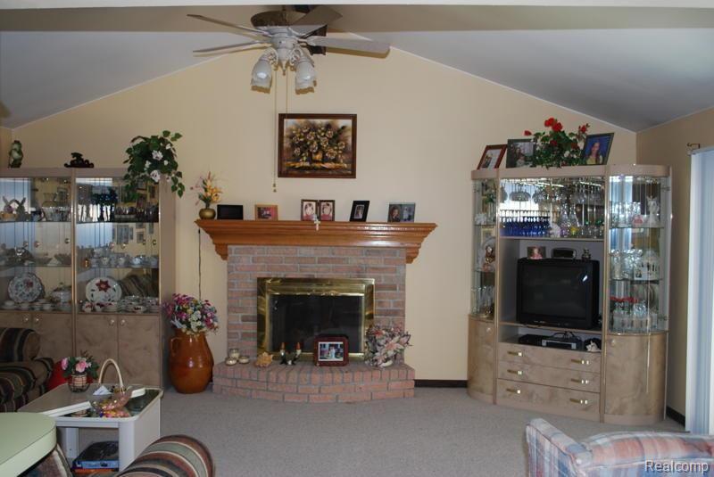 47511 Kathleen Road Macomb, MI 48044 - Photo 4 of 14 DSC_0699