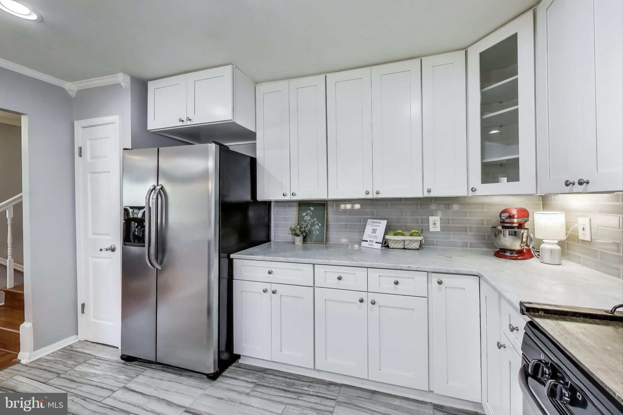 9525 Kirkfield Road Burke, VA 22015 - Photo 3 of 31 Bright Updated Kitchen
