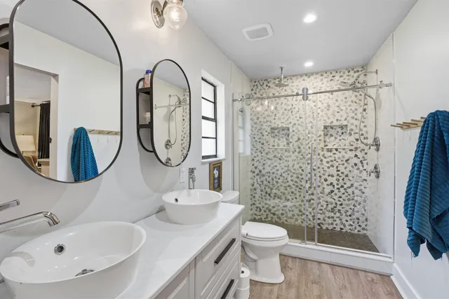 a view of a house with backyard and trees