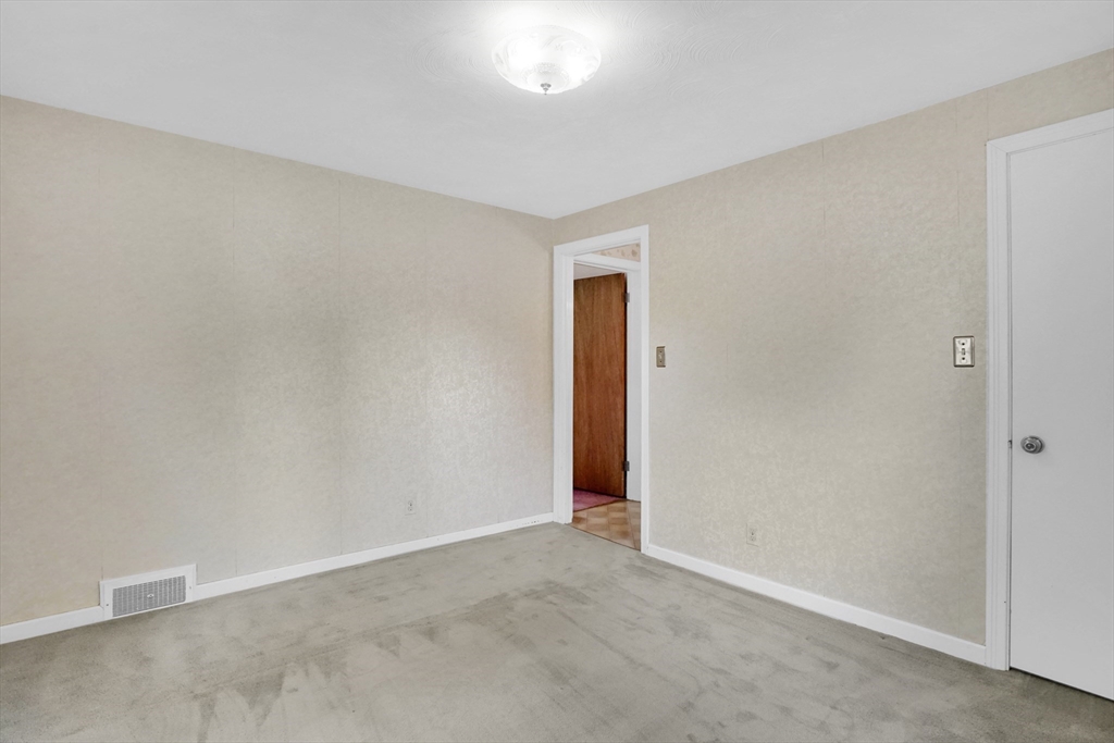 328 Hartwick Street Springfield, MA 01108 - Photo 16 of 37