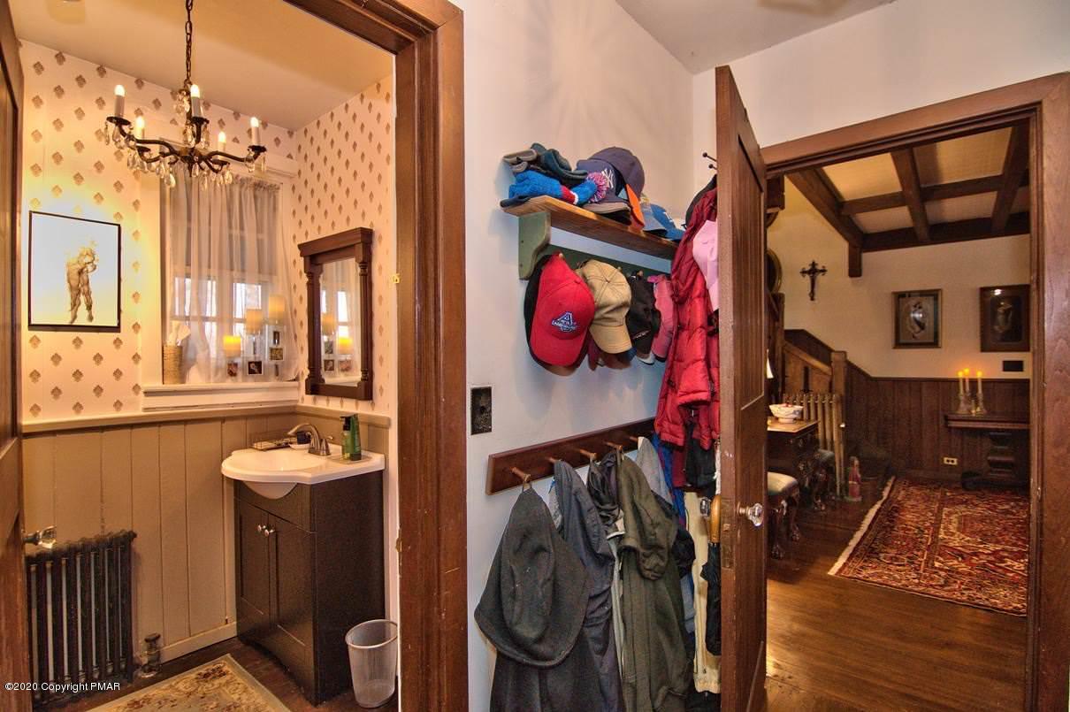 24 Summit Avenue Pocono Manor, PA 18349 - Photo 28 of 114 Powder Room