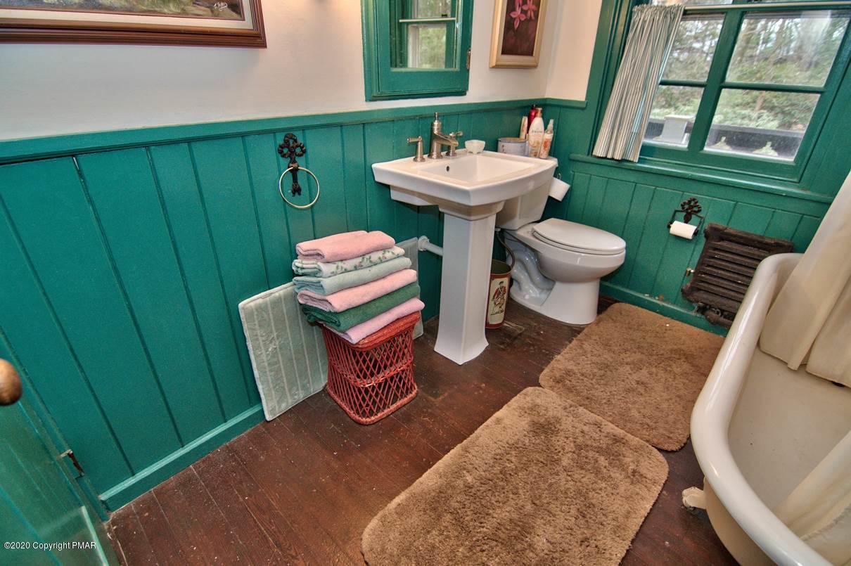 24 Summit Avenue Pocono Manor, PA 18349 - Photo 61 of 114 Bathroom 3