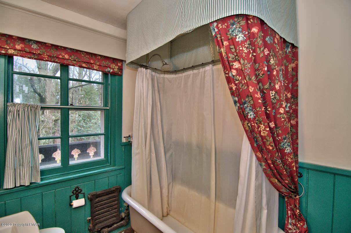 24 Summit Avenue Pocono Manor, PA 18349 - Photo 62 of 114 Bathroom 3