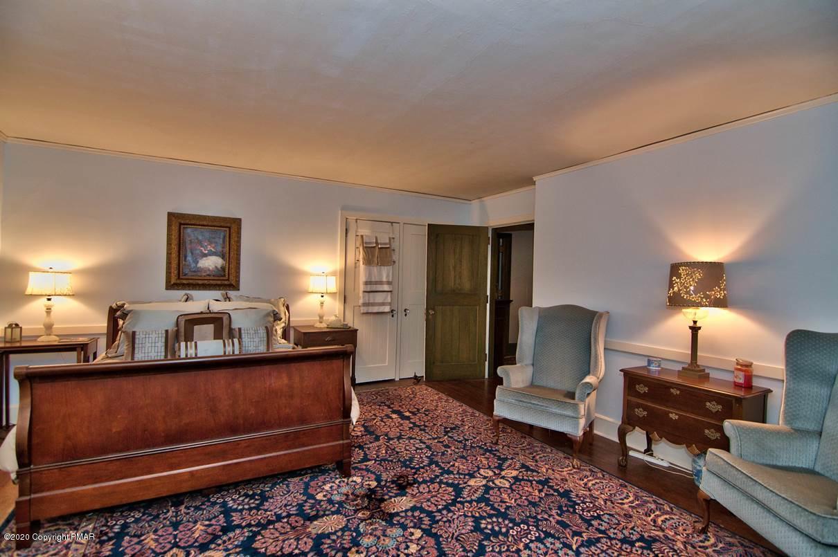 24 Summit Avenue Pocono Manor, PA 18349 - Photo 69 of 114 a living room with furniture and a lamp