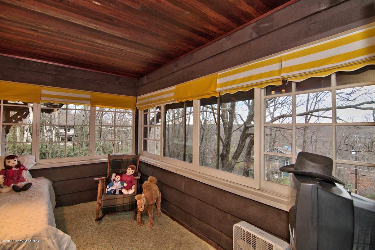 24 Summit Avenue Pocono Manor, PA 18349 - Photo 70 of 114 a living room with furniture and a potted plant