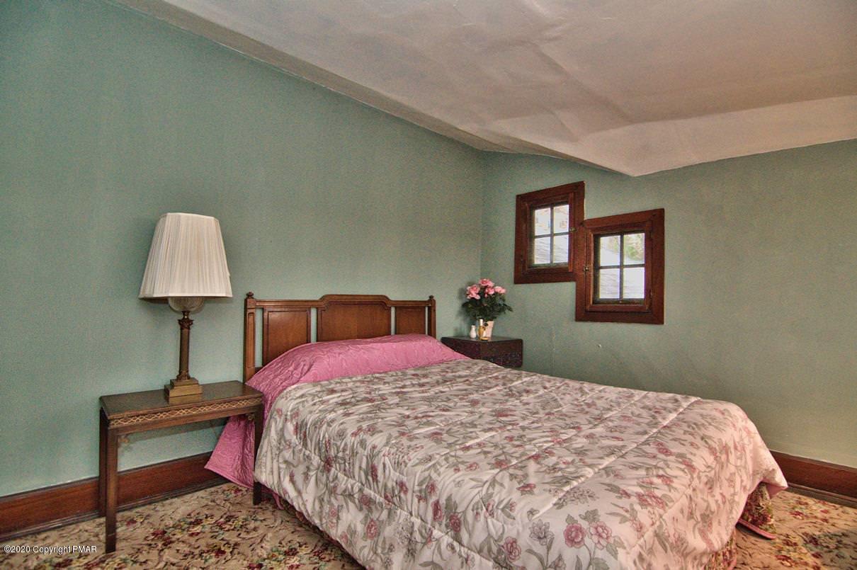 24 Summit Avenue Pocono Manor, PA 18349 - Photo 75 of 114 a bedroom with a bed a lamp and a dresser