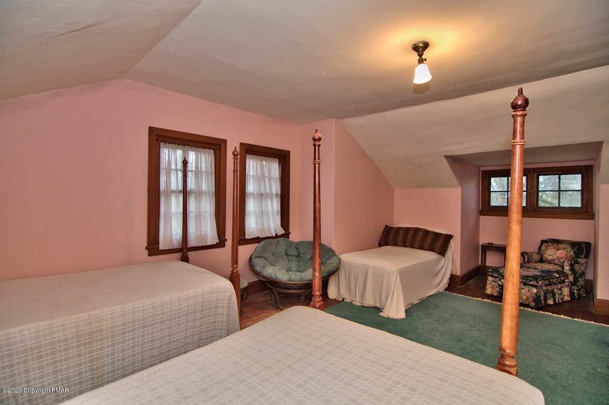 24 Summit Avenue Pocono Manor, PA 18349 - Photo 80 of 114 a bedroom with two beds and a chandelier